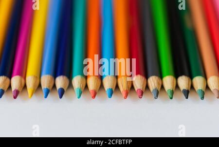 Primo piano di punte affilate di matita su sfondo bianco. Foto Stock