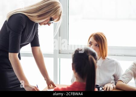 Gruppo di uomini d'affari che sostengono la collega femminile di ballo Foto Stock