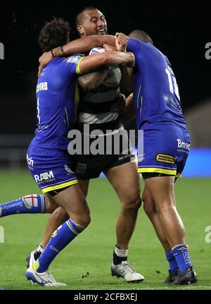 Ligi Sao (centro) dello Hull FC è affrontato da Stefan Ratchford (a sinistra) dei Warrington Wolves e Leilani Latu durante la partita della Betfred Super League allo Emerald Headingley Stadium di Leeds. Foto Stock