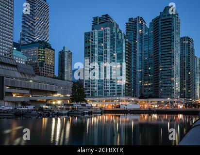 I blocchi della torre si riflettono nella superficie del lago all'alba Foto Stock