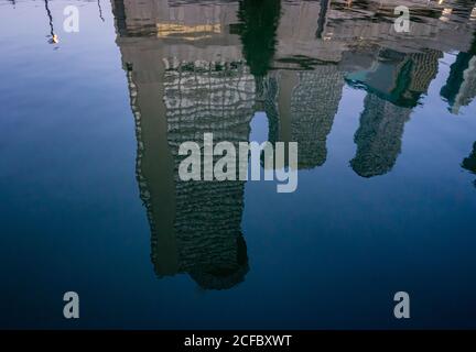 Blocchi di uffici Lakeside riflessi nelle acque del lago Still Toronto Foto Stock