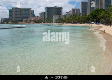 Empty Waikiki Beach durante la pandemia del coronavirus, Oahu, Hawaii, USA Foto Stock