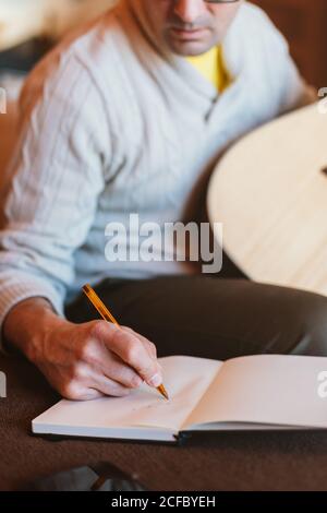 Musicista che scrive in un taccuino Foto Stock
