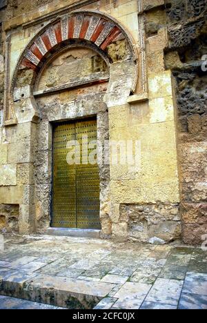 Puerta Lateral de la Catedral de Cordoba en Andalucia España Foto Stock