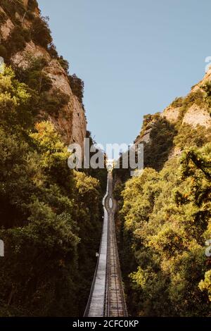 Vista dal basso della cremagliera di Montserrat, Catalogna, Spagna Foto Stock