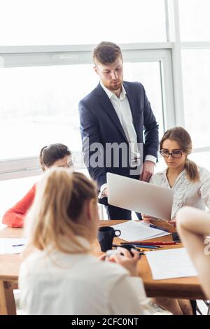 Startup business team sulla riunione di moderno luminoso ufficio brainstorming interiore, lavorando sul laptop e tablet pc Foto Stock