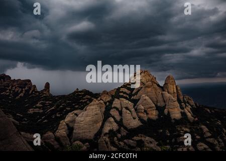 Vista sul Monte Montserrat con tempesta, Catalogna, Spagna Foto Stock