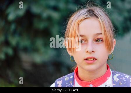 Immagini Stock - Ritratto Di Una Bambina Di Dieci Anni. Età 10 Anni. Studio  Fotografia Su Uno Sfondo Grigio Chiaro.. Image 48337262