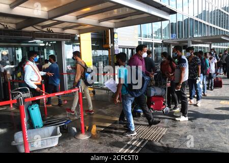 Kolkata, India. 03 settembre 2020. I passeggeri si allineano per entrare nella sala partenze nazionale dell'aeroporto internazionale Netaji Subhash Chandra Bose di Kolkata. Delhi, Mumbai, Chennai, Ahmedabad, Pune e Nagpur sono permessi in modo limitato da settembre. Saranno ammessi martedì, giovedì e domenica durante la prima e la seconda settimana di settembre", ha detto l'aeroporto di Kolkata in una dichiarazione. (Foto di Dipa Chakraborty/Pacific Press/Sipa USA) Credit: Sipa USA/Alamy Live News Foto Stock