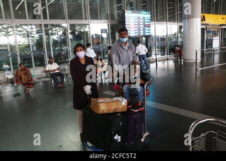 Kolkata, India. 03 settembre 2020. I passeggeri con maschera sono arrivati all'aeroporto internazionale Netaji Subhash Chandra Bose di Kolkata. Delhi, Mumbai, Chennai, Ahmedabad, Pune e Nagpur sono permessi in modo limitato da settembre. Saranno ammessi martedì, giovedì e domenica durante la prima e la seconda settimana di settembre", ha detto l'aeroporto di Kolkata in una dichiarazione. (Foto di Dipa Chakraborty/Pacific Press/Sipa USA) Credit: Sipa USA/Alamy Live News Foto Stock