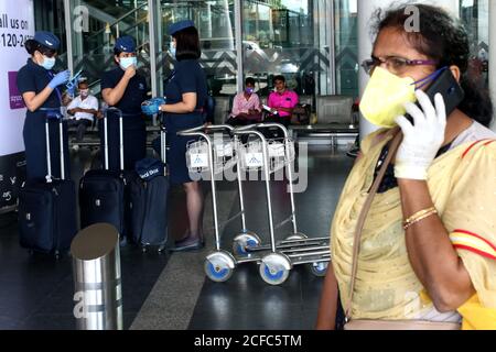 Kolkata, India. 03 settembre 2020. Il passeggero con maschera è arrivato all'aeroporto internazionale Netaji Subhash Chandra Bose di Kolkata. Delhi, Mumbai, Chennai, Ahmedabad, Pune e Nagpur sono permessi in modo limitato da settembre. Saranno ammessi martedì, giovedì e domenica durante la prima e la seconda settimana di settembre", ha detto l'aeroporto di Kolkata in una dichiarazione. (Foto di Dipa Chakraborty/Pacific Press/Sipa USA) Credit: Sipa USA/Alamy Live News Foto Stock