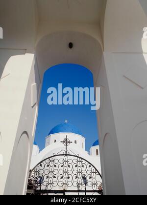 Chiesa di Perissa su Santorini Grecia con cupola blu e. pietra bianca Foto Stock