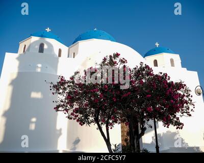 Chiesa di Perissa su Santorini Grecia con cupola blu e. pietra bianca Foto Stock