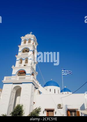 Chiesa di Perissa su Santorini Grecia con cupola blu e. pietra bianca Foto Stock