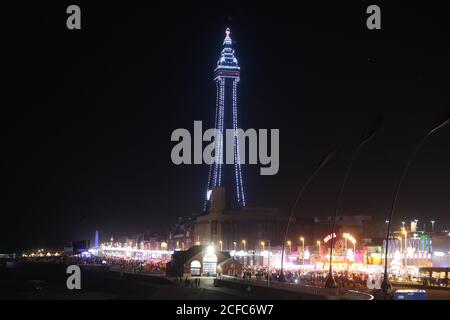 La Blackpool Tower si è accesa il primo giorno dell'esposizione annuale di luci nella località balneare dell'Inghilterra nord-occidentale. Quest'anno le luci rimarranno in mostra fino a gennaio, due mesi più del normale, per contribuire a rafforzare il commercio turistico che è stato colpito dalla pandemia di Covid-19. Foto Stock