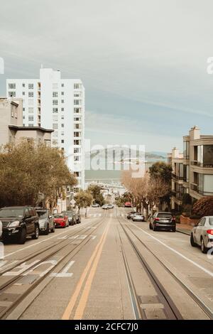 Vista prospettica della strada asfaltata diritta con la ferrovia che scende Nel quartiere di San Francisco Foto Stock