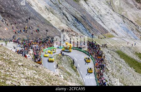 Col du Tourmalet, Francia - 20 luglio 2019: La publicity Caravan passando davanti ai ciclisti sulla strada per col du Tourmalet durante la fase 14 di a. Foto Stock