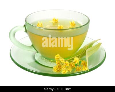 Tazza di tè tiglio e fiori isolati su bianco Foto Stock