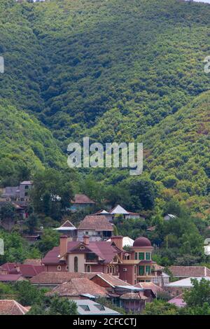 Vista sulla città di Sheki Shaki e sulle montagne del Caucaso maggiore in Azerbaigian. Natura dell'Azerbaigian Foto Stock