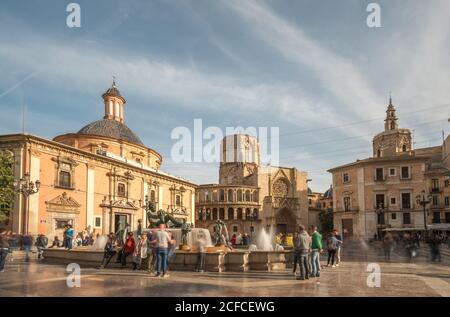 VALENCIA, SPAGNA, 02 aprile 2018: Piazza della Vergine a Valencia, Spagna, con la storica cattedrale Foto Stock