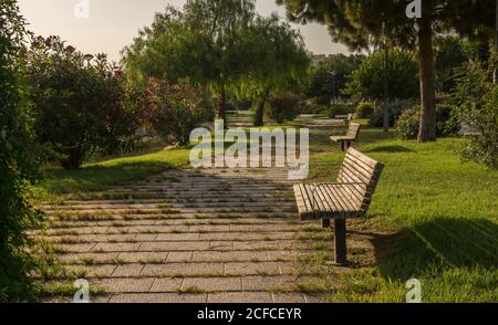 Valencia, Spagna paesaggio del fiume Turia giardini Jardin del Turia, area per il tempo libero e lo sport. Con alberi, erba e acqua Foto Stock