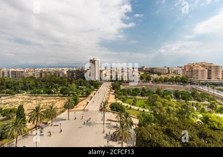 Valencia Turia parco del fiume giardini e skyline in Spagna Panoramica viste dall'alto Foto Stock