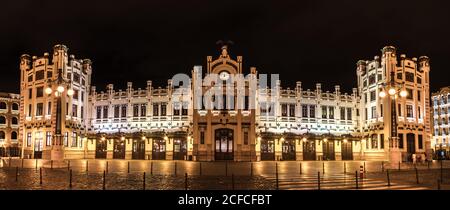 Stazione Nord la stazione ferroviaria più importante di Valencia, Estacion del Norte Spagna grandangolo, luci della città, vista panoramica notturna Foto Stock