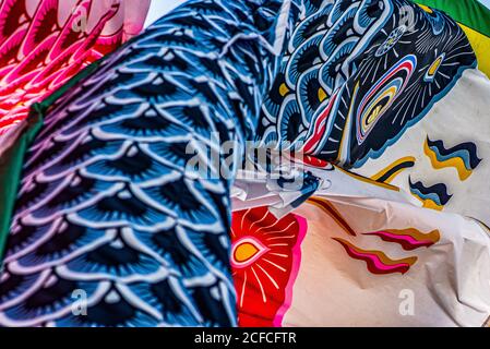 Grandi koinobori appesi su un fiume a Kanazawa, Giappone Foto Stock