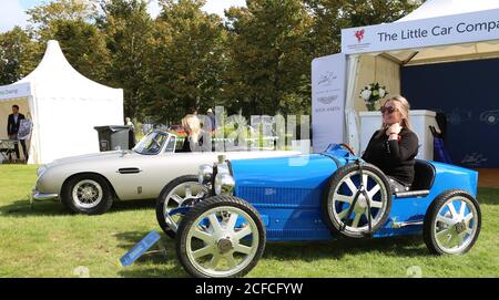 Il Concours of Elegance riunirà ancora una volta una selezione di 60 delle vetture più rari provenienti da tutto il mondo – molte delle quali non saranno mai state viste prima nel Regno Unito. Molte delle vetture Concours parteciperanno anche a un tour di 2 giorni in auto nei giorni che portano all'evento principale di Concours. In modo unico, il vincitore del Concours of Elegance non è selezionato da una giuria, ma dai proprietari delle vetture stesse. A ciascun partecipante viene chiesto di votare sugli altri modelli in mostra per decidere quale vettura è considerata la ‘migliore dello spettacolo’. Foto Stock