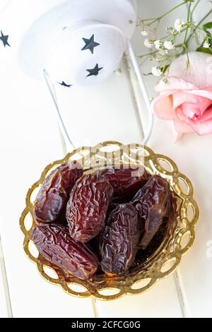 Datteri essiccati organici in tradizionale piastra arabica dorata. Mese Santo Ramadan concetto. Vista dall'alto. Foto Stock