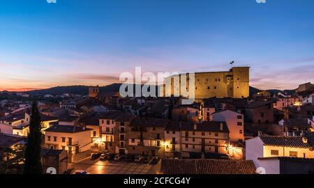 Mora de Rubielos Castello di illuminazione a Teruel Spagna Gudar Sierra luci panoramiche con vista notturna Foto Stock
