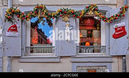 Negozio decorato di Natale nella città vecchia, Colmar, Grand Est, Alsazia-Champagne-Ardenne-Lorena, Francia Foto Stock