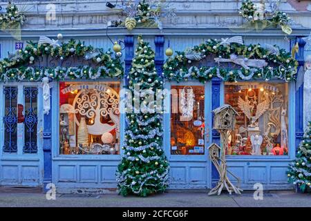 Negozio decorato di Natale nella città vecchia, Colmar, Grand Est, Alsazia-Champagne-Ardenne-Lorena, Francia Foto Stock