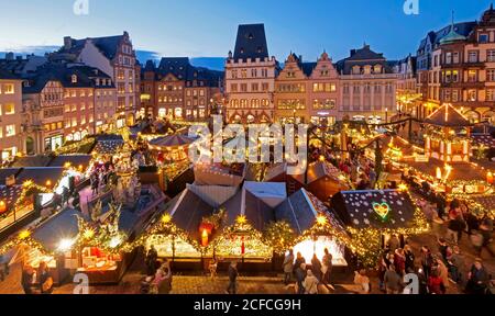 Mercatino di Natale sul mercato principale, Treviri, Mosel, Renania-Palatinato, Germania Foto Stock