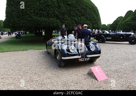 Il Concours of Elegance riunirà ancora una volta una selezione di 60 delle vetture più rari provenienti da tutto il mondo – molte delle quali non saranno mai state viste prima nel Regno Unito. Molte delle vetture Concours parteciperanno anche a un tour di 2 giorni in auto nei giorni che portano all'evento principale di Concours. In modo unico, il vincitore del Concours of Elegance non è selezionato da una giuria, ma dai proprietari delle vetture stesse. A ciascun partecipante viene chiesto di votare sugli altri modelli in mostra per decidere quale vettura è considerata la ‘migliore dello spettacolo’. Foto Stock