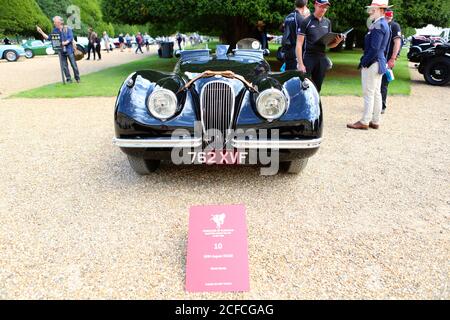 Il Concours of Elegance riunirà ancora una volta una selezione di 60 delle vetture più rari provenienti da tutto il mondo – molte delle quali non saranno mai state viste prima nel Regno Unito. Molte delle vetture Concours parteciperanno anche a un tour di 2 giorni in auto nei giorni che portano all'evento principale di Concours. In modo unico, il vincitore del Concours of Elegance non è selezionato da una giuria, ma dai proprietari delle vetture stesse. A ciascun partecipante viene chiesto di votare sugli altri modelli in mostra per decidere quale vettura è considerata la ‘migliore dello spettacolo’. Foto Stock