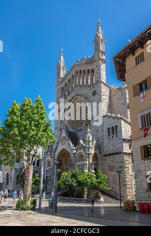 Soller, Spagna - 4 maggio 2017: Facciata storica della chiesa di Sant Bartomeu a Soller Mallorca Foto Stock