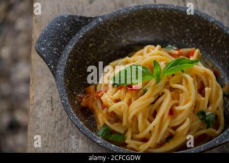 Un altro piatto tipico italiano della Campania, si chiama Pasta allo Scarpariello Foto Stock