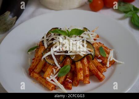 Questa pasta è un piatto tradizionale siciliano ed è Chiamata Pasta alla norma Foto Stock