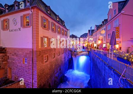 Saarburg, Renania-Palatinato, Amüsem e Leukbach cascata con illuminazione, Germania Foto Stock