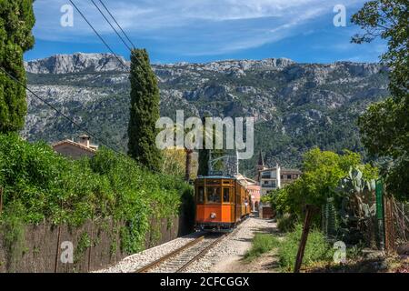 Tram d'epoca a Soller Maiorca, isola di Maiorca, Isole Baleari, Spagna. Montagne bellissimo paesaggio Foto Stock