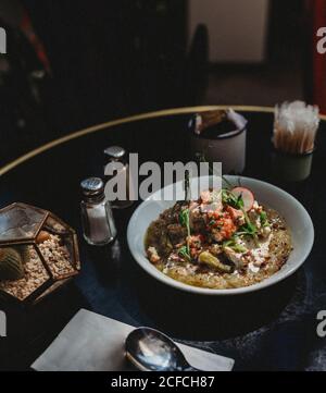 piatto arabo con carne e verdure Foto Stock