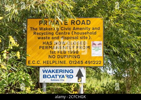 Strada privata, Wakering Civic Amenity, Recycling Center, rifiuti domestici e sito di smaltimento, cartello chiuso a Great Wakering, Essex, Regno Unito. Wakering Boatyard Foto Stock