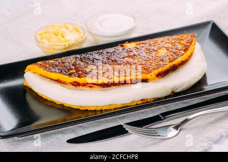 Cachapa, tipico piatto venezuelano fatto con mais e farcito con formaggio bianco Foto Stock