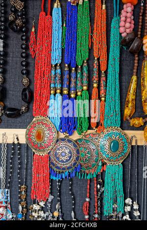 Lavoro di beadwork, creativo, Marocco, collane, venditore di strada, commercio, arabo, berbero Foto Stock