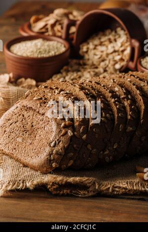 Pane di segale appena sfornato su tovagliolo sul tavolo Foto Stock