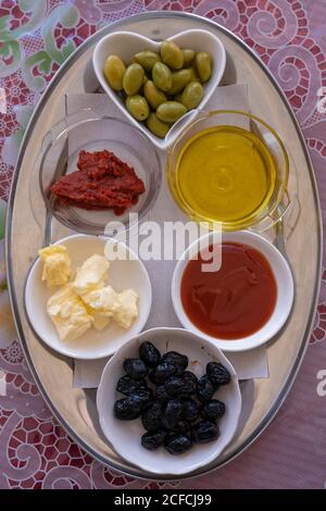 Burro, Ristorante Chez Rafiq, condimenti, vassoio di cibo, Monti dell'Alto Atlante, Marocco, vicino al passo di Tizi n'Tichka, olio d'oliva, olive, condimenti, Foto Stock