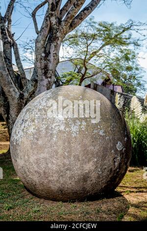 Costa Rica antica sfera di pietra precolombiana. Uno dei più grandi in Costa Rica Foto Stock