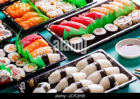 Appetitoso delizioso sushi colorato servito tavolo nel ristorante Foto Stock