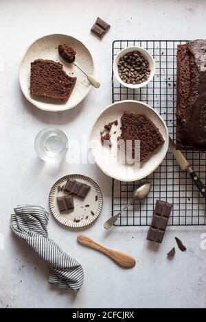 Pezzo di banana e torta al cioccolato Foto Stock